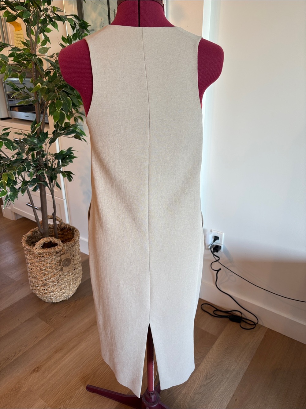 Babaton Cream V-Neck Sleeveless Shift Dress - Picture 2 of 4